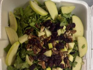 Ensalada sencilla con nuez, arándano y manzana en Pachuca | Económica y saludable